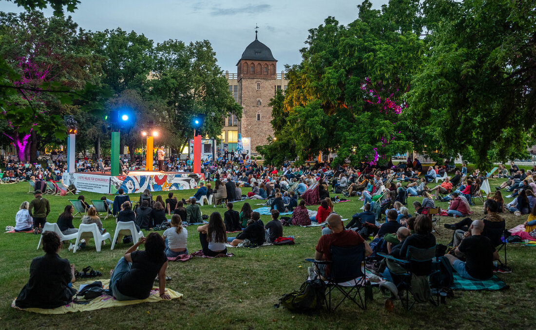 Poetry Slam am 17. Juli 2026 zum Parksommer im Stadthallenpark