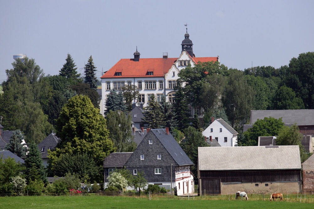 Die Grundschule im Ort wurde 1907 erbaut.