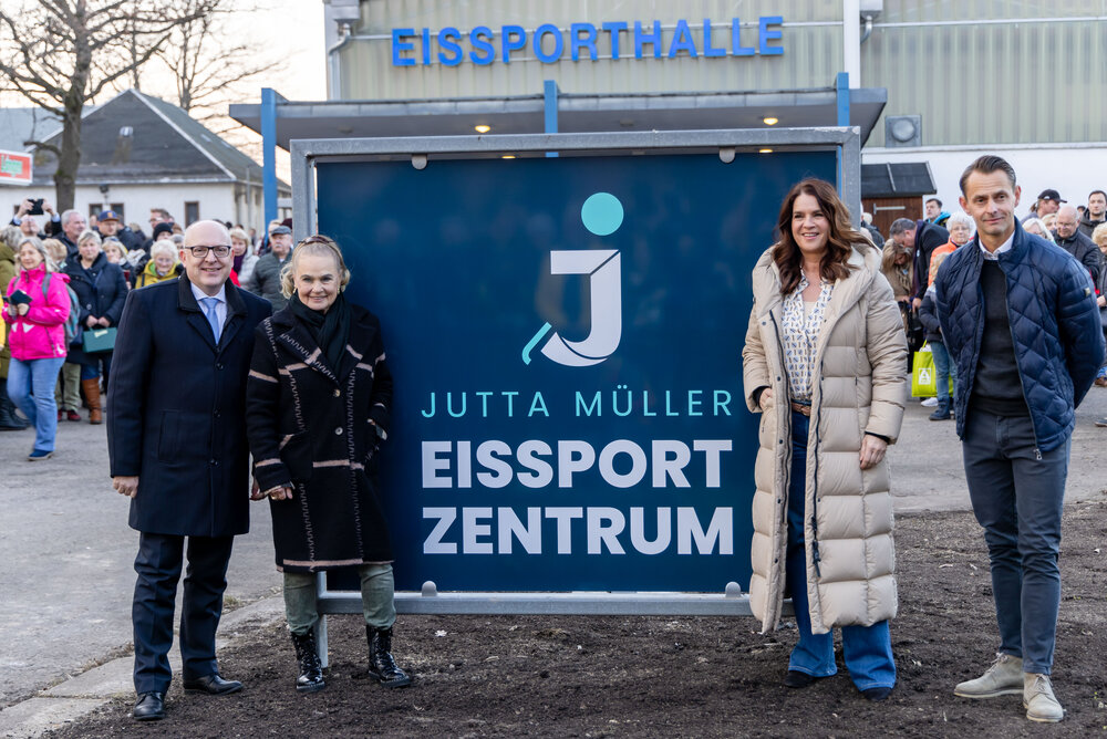Das Eissportzentrum Chemnitz wurde zu Ehren der verstorbenen Eislauftrainerin Jutta Müller in Jutta Müller Eissportzentrum umbenannt. Ihre Tochter Gabriele Seyfert und Katarina Witt würdigten das beeindruckende Lebenswerk der Trainerin.