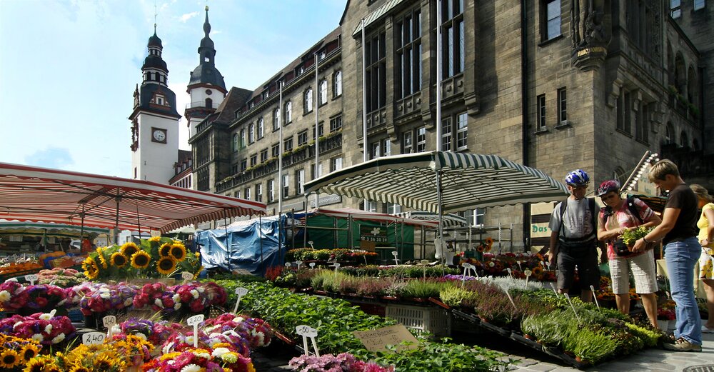Wochenmarkt rund um das Rathaus