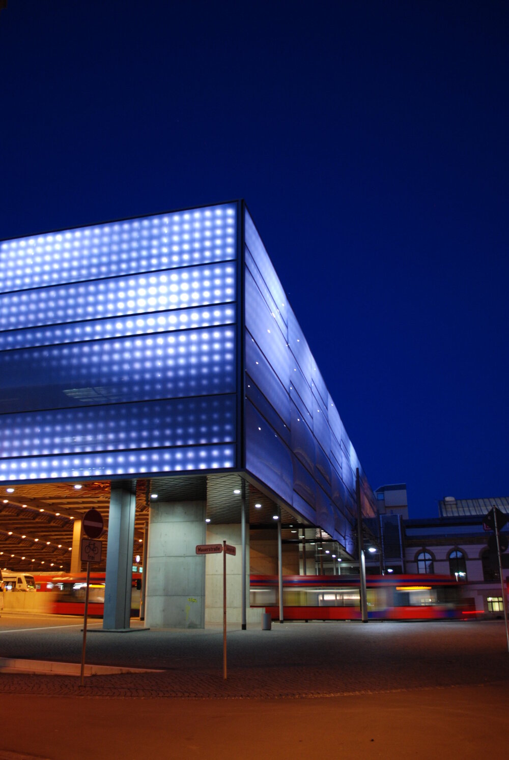 Die futuristische Fassade des modernisierten Hauptbahnhofs.