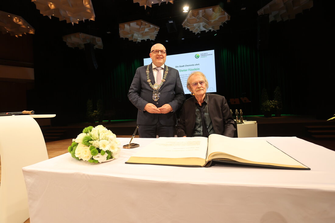Oberbürgermeister Sven Schulze und Dr. Dieter Füsslein nach dem Eintrag ins Goldene Buch der Stadt Chemnitz im Carlowitz Congresscenter.