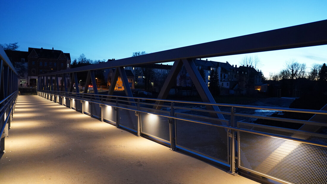 Brücke über den Pleißenbach in der Dämmerung