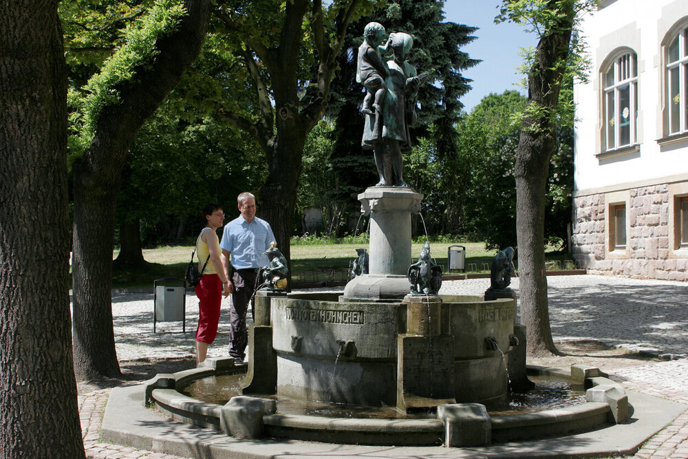 Der Märchenbrunnen, vom Bildhauer Arthur Lange (geboren in Röhrsdorf) im Jahr 1911 dem Ort geschenkt.
