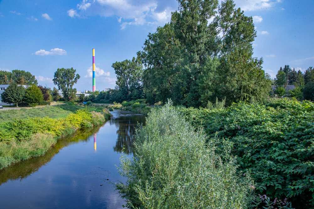 Die Chemnitz fließt entlang des Chemnitztalradweges, vorbei an der bunten Esse.