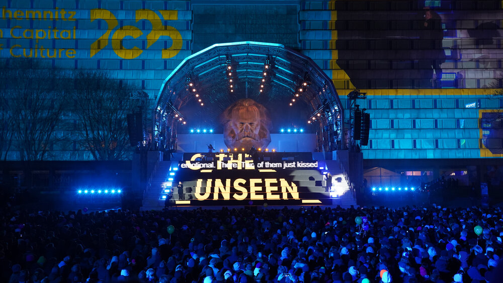 Die Eröffnungsshow auf der Brückenstraße mit tausenden Besuchern.