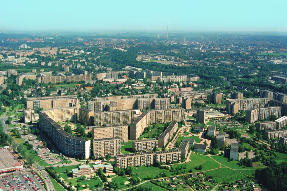 Eine Luftaufnahme von Markersdorf Süd in Chemnitz aus dem Jahr 1998 zeigt Wohnblöcke in der typischen Plattenbauweise.