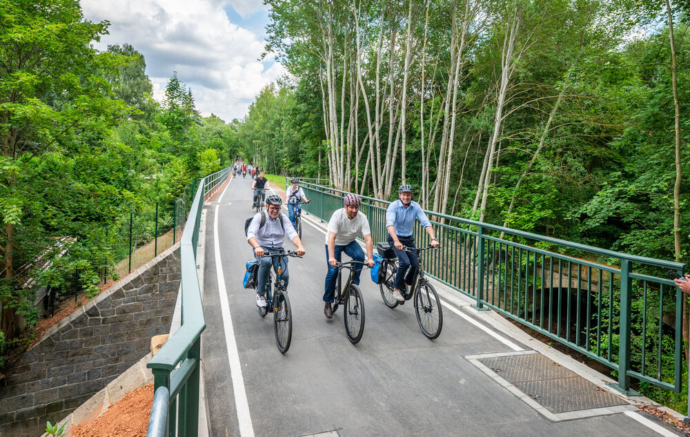 Radfahrende auf dem neuen Abschnitt des Premiumradwegs.