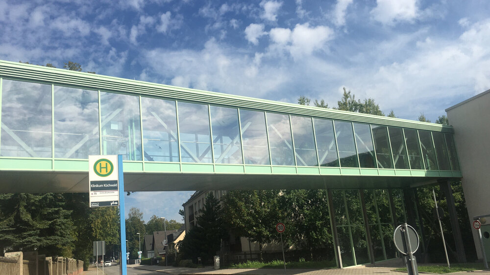 Glasverbinder des Klinikums Chemnitz vor der Beklebung