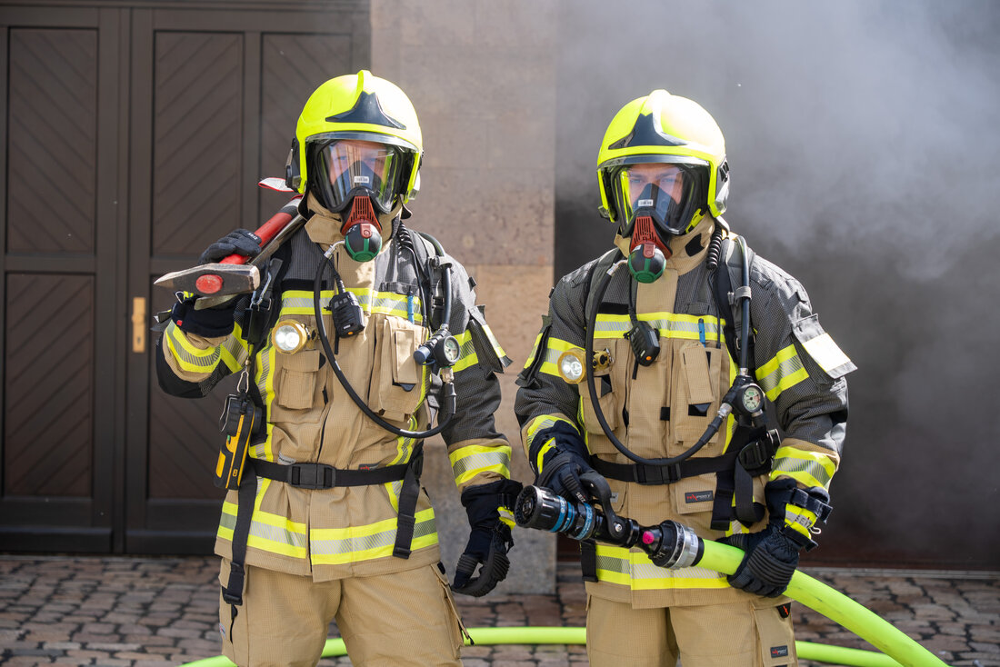 Zwei Feuerwehrmänner tragen die neue Einsatzkleidung der Berufsfeuerwehr Chemnitz.