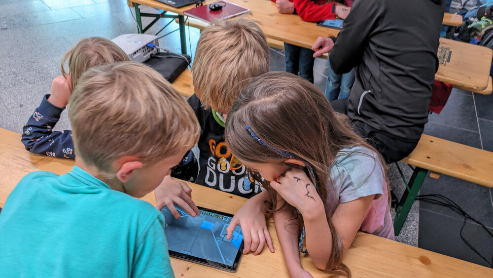 Kinder, die Minecraft im Rahmen des Interlace-Projektes spielen