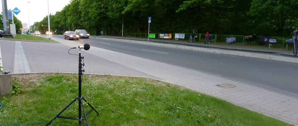 Lärmmessung an einer Straße