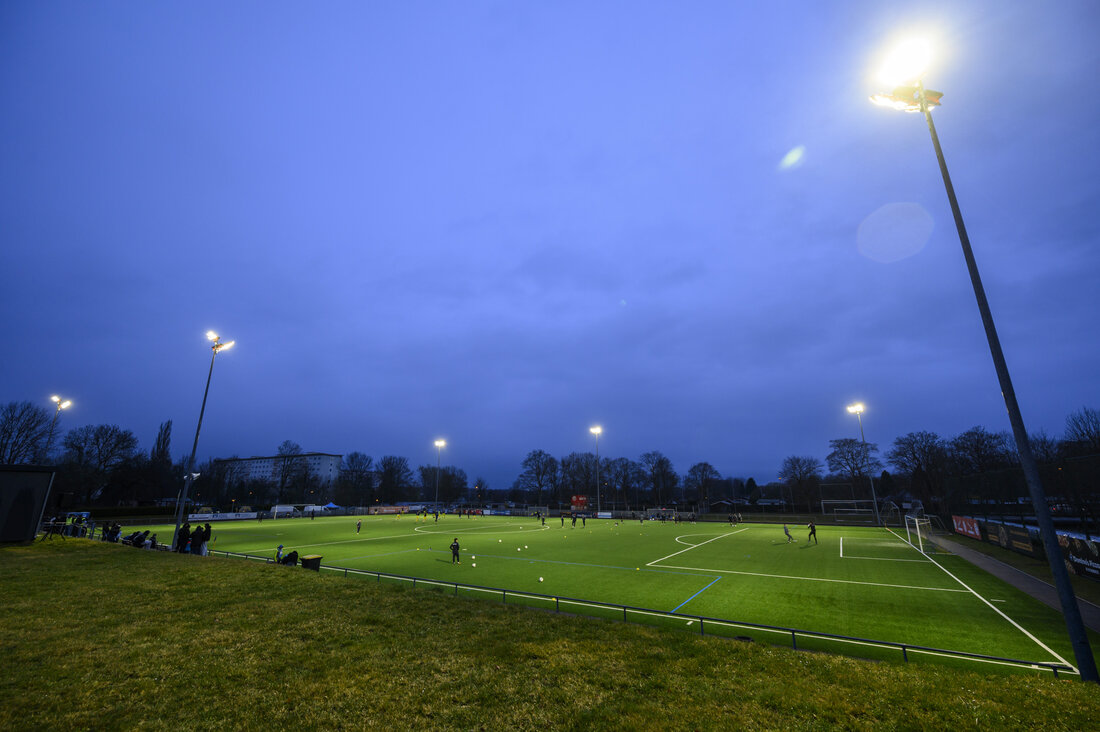 Die neue Flutlichtanlage wurde mit einem Freundschaftsspiel gegen den Chemnitzer FC eingeweiht.