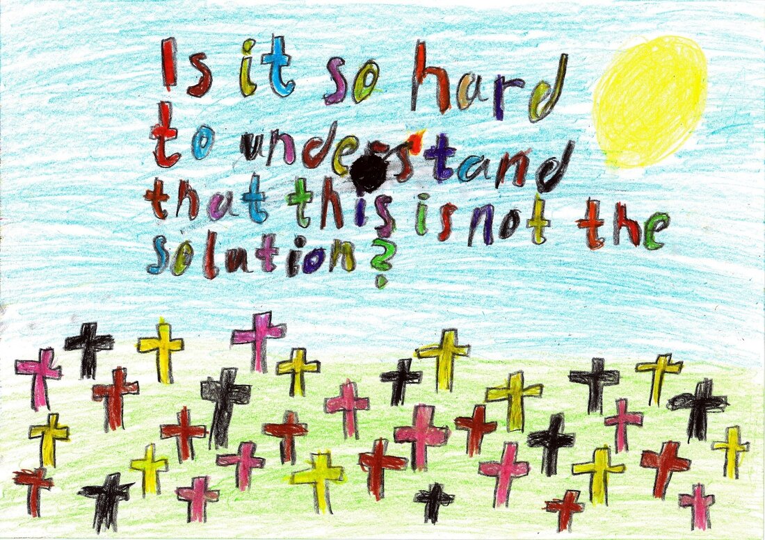 Zu sehen ist ein von Hand gemaltes Bild. Im unteren Drittel stehen viele Friedhofskreuze in verschiedenen Farben auf grünem Grund. Am blauen Himmel strahlt rechts eine Sonne. Quer über den Himmel stehen bunte Buchstaben. Sie bilden den Satz: Is it so hard to understand that this ist not the solution? Vor der Schrift ist eine runde schwarze Bombe mit einer brennenden Zündschnur zu erkennen.