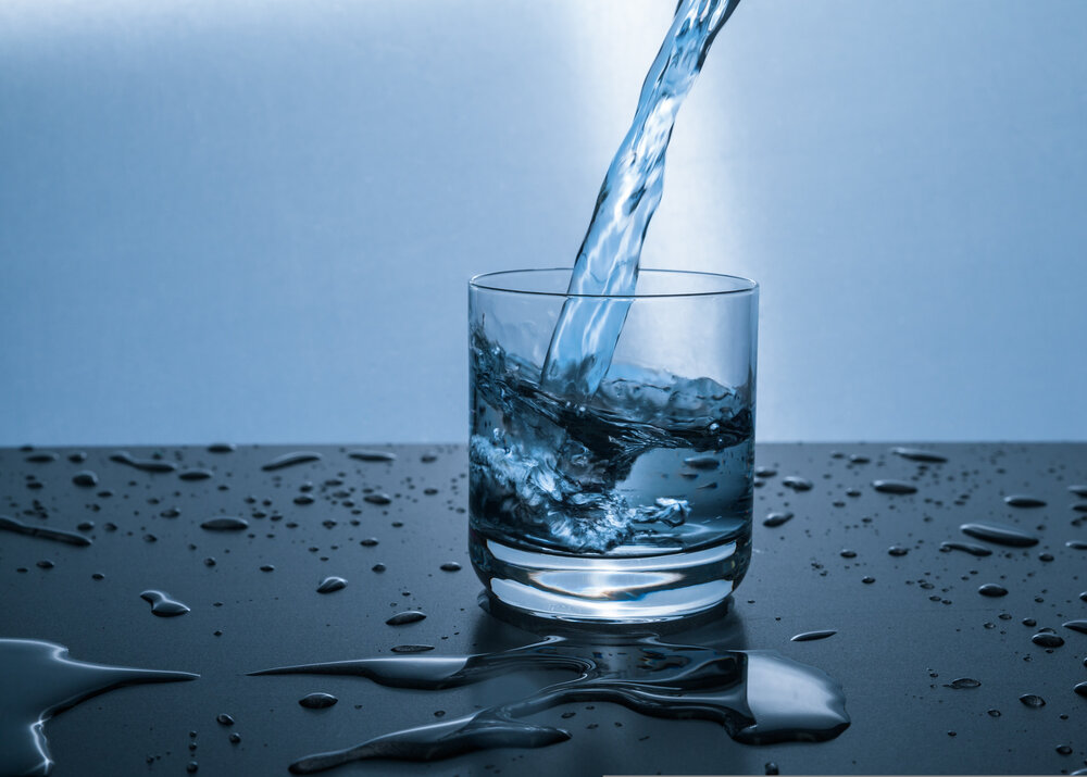 Wasserglas in das Wasser fließt
