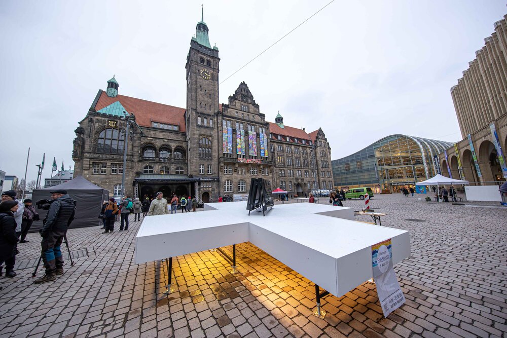 Der Friedenstag umfasste Gedenkveranstaltungen, Friedensgebete und Mahnwachen, um ein Zeichen für Frieden, Demokratie und Weltoffenheit zu setzen. Chemnitzerinnen und Chemnitzer gedachten der Opfer von Kriegen weltweit.