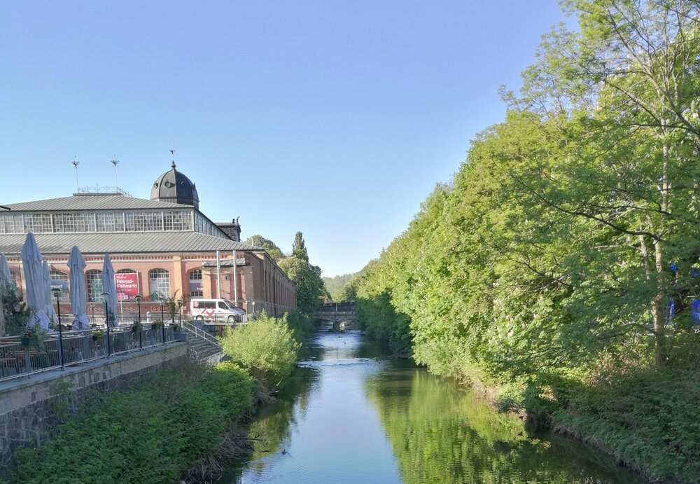 Blick auf Markthalle mit Chemnitz im Frühsommer