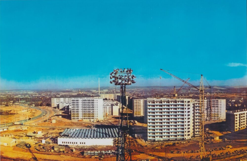Das Bild um das Jahr 1978 zeigt Markersdorf, das ehemalige Baugebiet V, während dessen Entstehung.