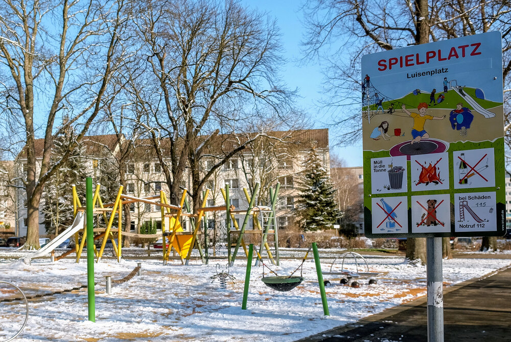 Hinweisschilder an Spielplätzen weisen auf die Regeln hin