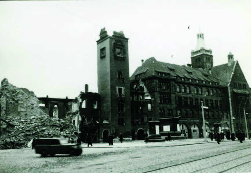 Das Alte Rathaus wurde durch die Bombardierung am 5. März 1945 komplett zerstört.