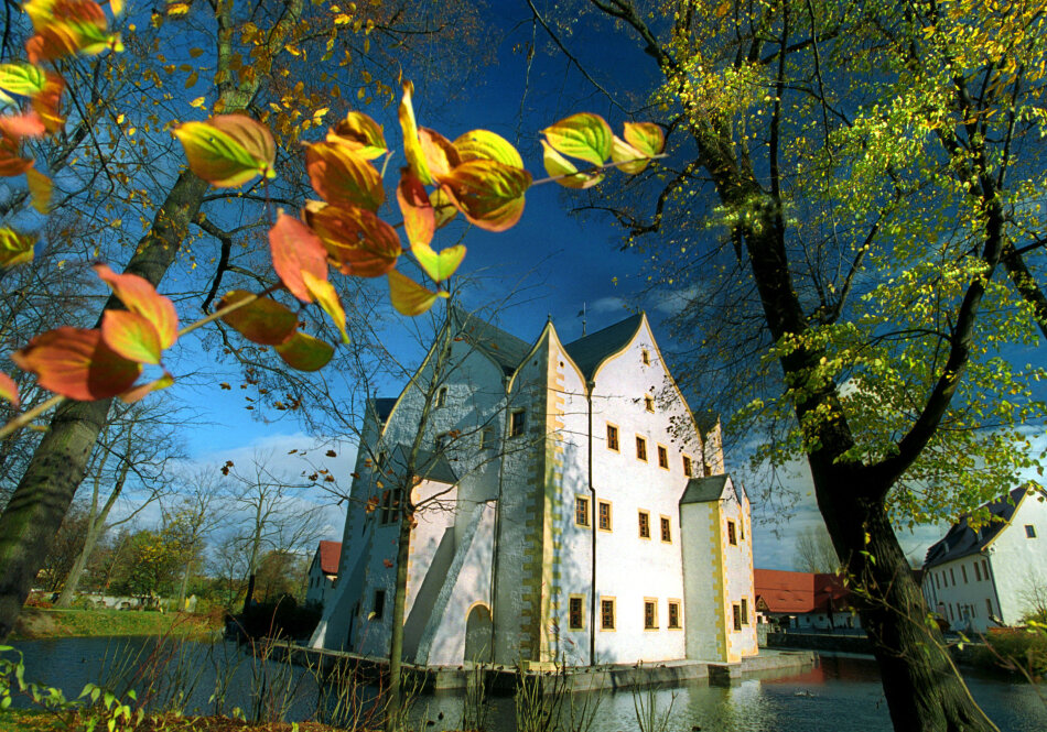 Das Wasserschloß ist ein beliebtes Ausflugsziel in der Region. Von Hochzeiten über Spiel und Spaß für Kinder bis zu Open-Air-Konzerten.