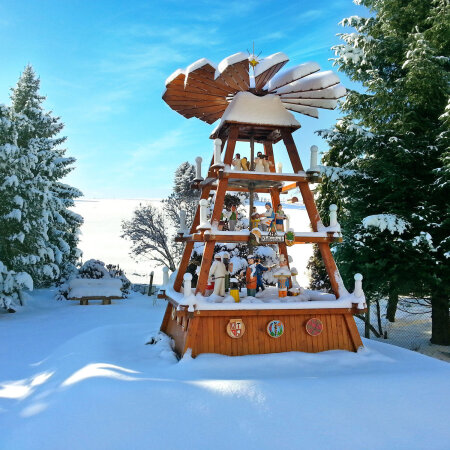 Die Pyramide im winterlichen Weiß.