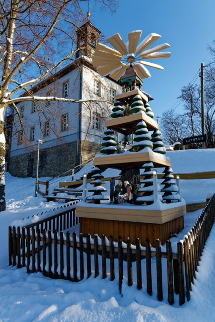 Die Pyramide am Rathaus in Altenhain.