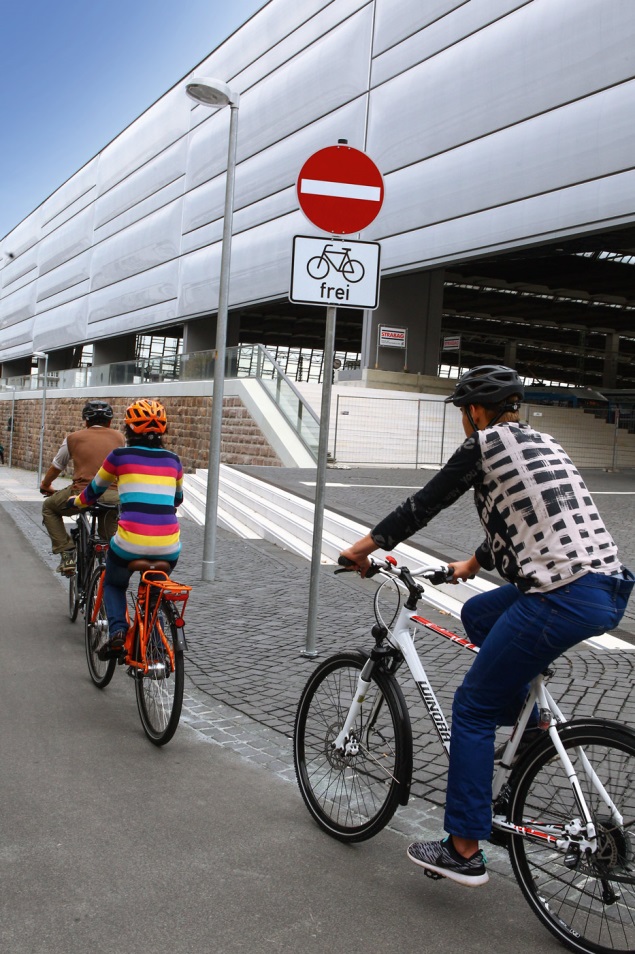 Radfahrende am Hauptbahnhof Chemnitz, die eine für Radfahrer freigegebene Einbahnstraße nutzen