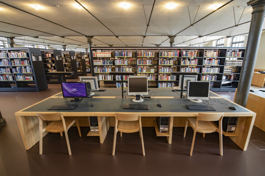 Die neue Zentralbibliothek der TU Chemnitz in der "Alten Aktienspinnerei". In den Seitenflügeln des Gebäudes der Universitätsbibliothek befinden sich die Freihandbereiche und zahlreiche PC-Arbeitsplätze, an denen man in unzähligen elektronischen Medien recherchieren kann.
