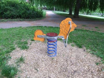Spielplatz am Marie-Luise-Pleißner-Park, Federwippe Löwe