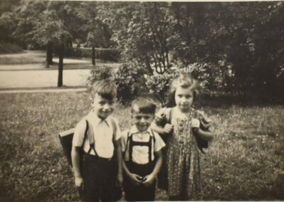 Roland Kaden (Mitte) mit seinen Geschwistern Werner und Sigrid 1943 vor der Markuskirche in der Nähe des Körnerplatzes