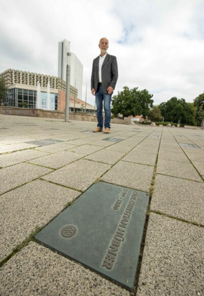 Hans-Rudolf Merkel an der Gedenktafel für den Gründer der Stiftung, Christian Hübner