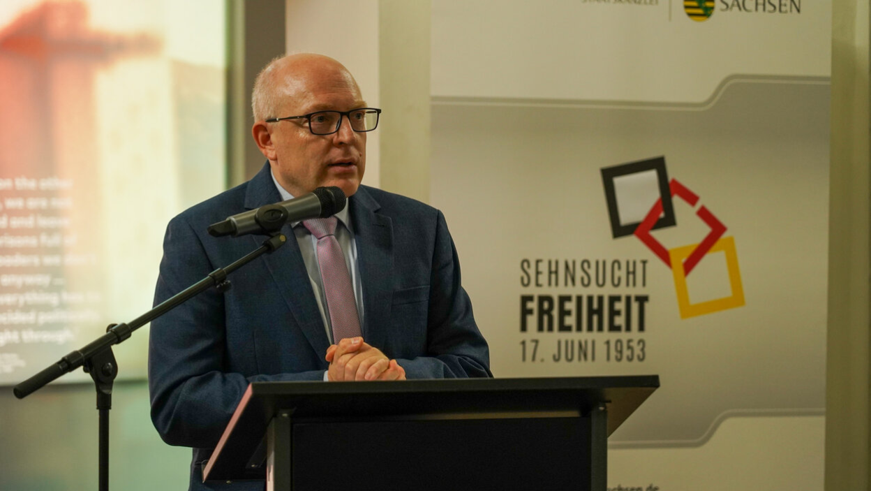 Oberbürgermeister Sven Schulze hält eine Rede zur Jugendfreiheitskonferenz im Lern- und Gedenkort Kaßberg-Gefängnis
