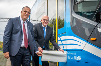 Oberbürgermeister Sven Schulze und Bürgermeister von Kirjat Bialik, Eli Dukorski, taufen die Straßenbahn.