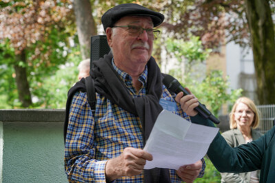 Ein Angehöriger hält eine Rede.