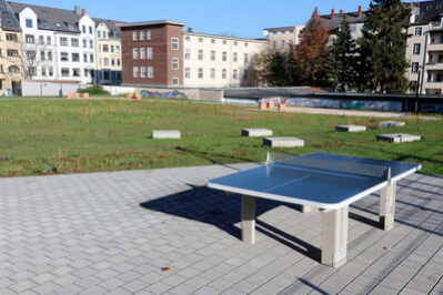 Das Areal Vettersstraße mit Veranstaltungs- und Kulturfläche, Tischtennisplatte sowie Sitzgelegenheiten.
