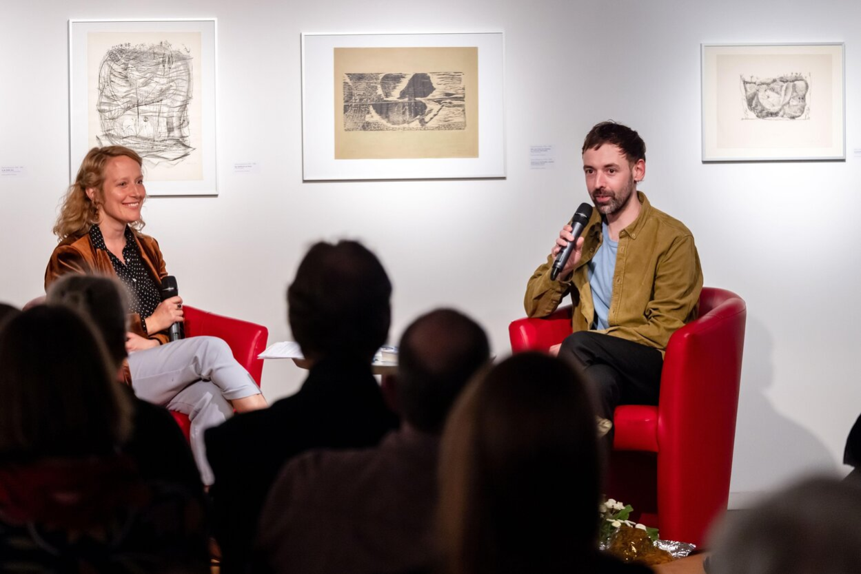 Stefan Hornbach (rechts) bei seiner Vorstellung als zweiter Literaturstipendiat der Stadt Chemnitz am Donnerstagabend in der Neuen Sächsischen Galerie im Gespräch mit Magda Decker
