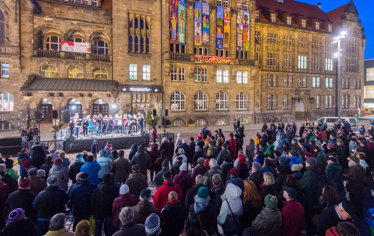Hunderte Chemnitzer bei der Abschlussveranstaltung auf dem Neumarkt.