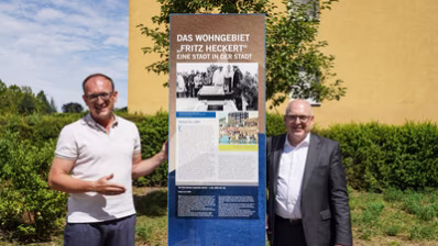 Jörg Vieweg und Oberbürgermeister Sven Schulze an der Informationsstele zum Fritz Heckert Wohngebiet