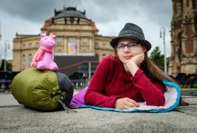 Im Sommer organisierte Janice Schmelzer zum Beispiel ein „Sleep-Out“ auf dem Theaterplatz. Die Übernachtung unter freiem Himmel sollte den Menschen nahebringen, welches Los Obdachlose haben. Zugleich gab es eine Versteigerung zugunsten der Obdachlosenhilfe.