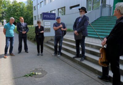 Historiker Dr. Jürgen Nitsche ehrt Emil Wallner.