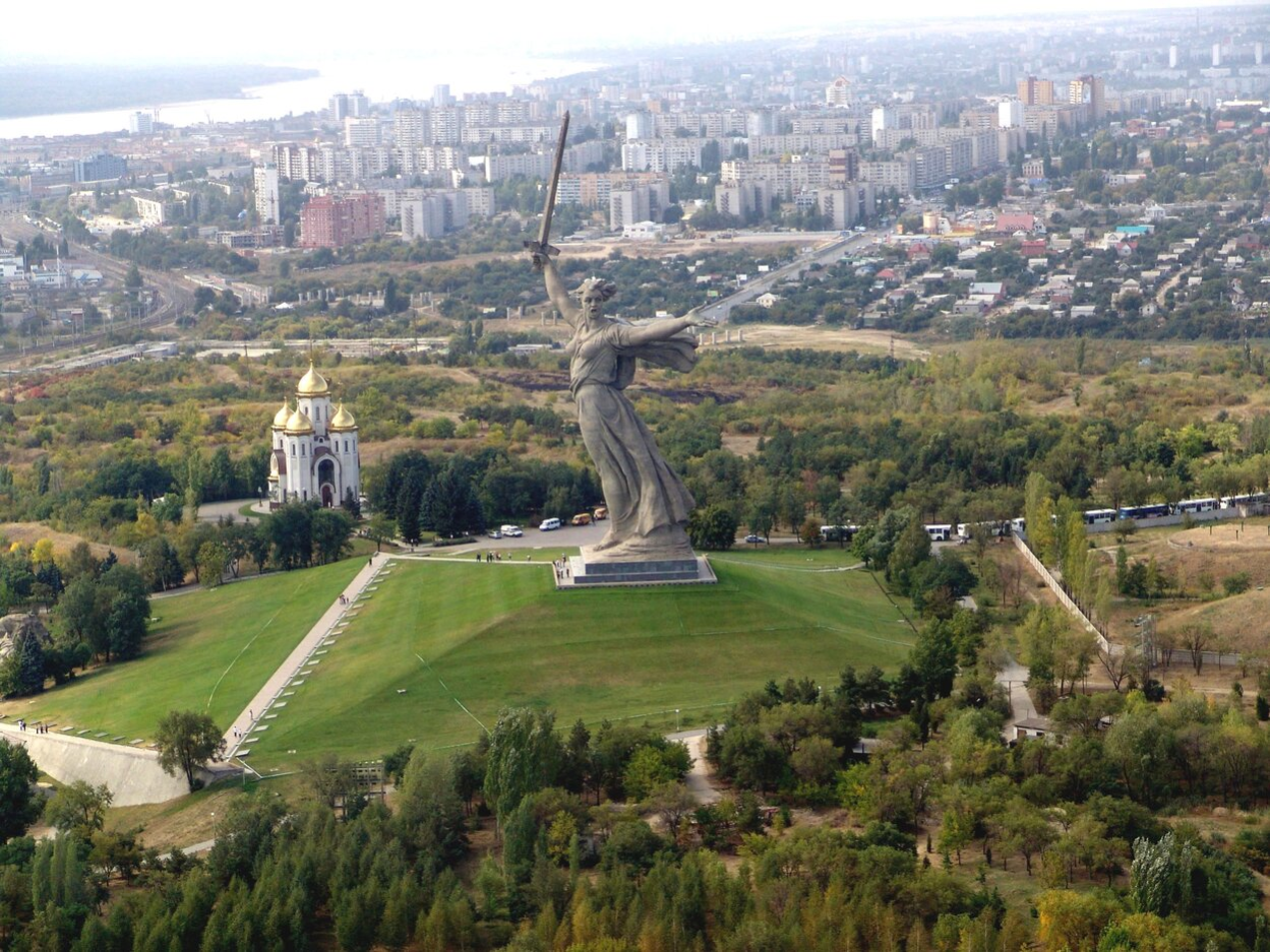 Wolgograd, die Monumentalstatue "Mutter Heimat ruft" über der Stadt