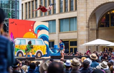 Die Trampolinshow von TnT zog auf dem Markt gleich am Eröffnungstag viele Besucher an.