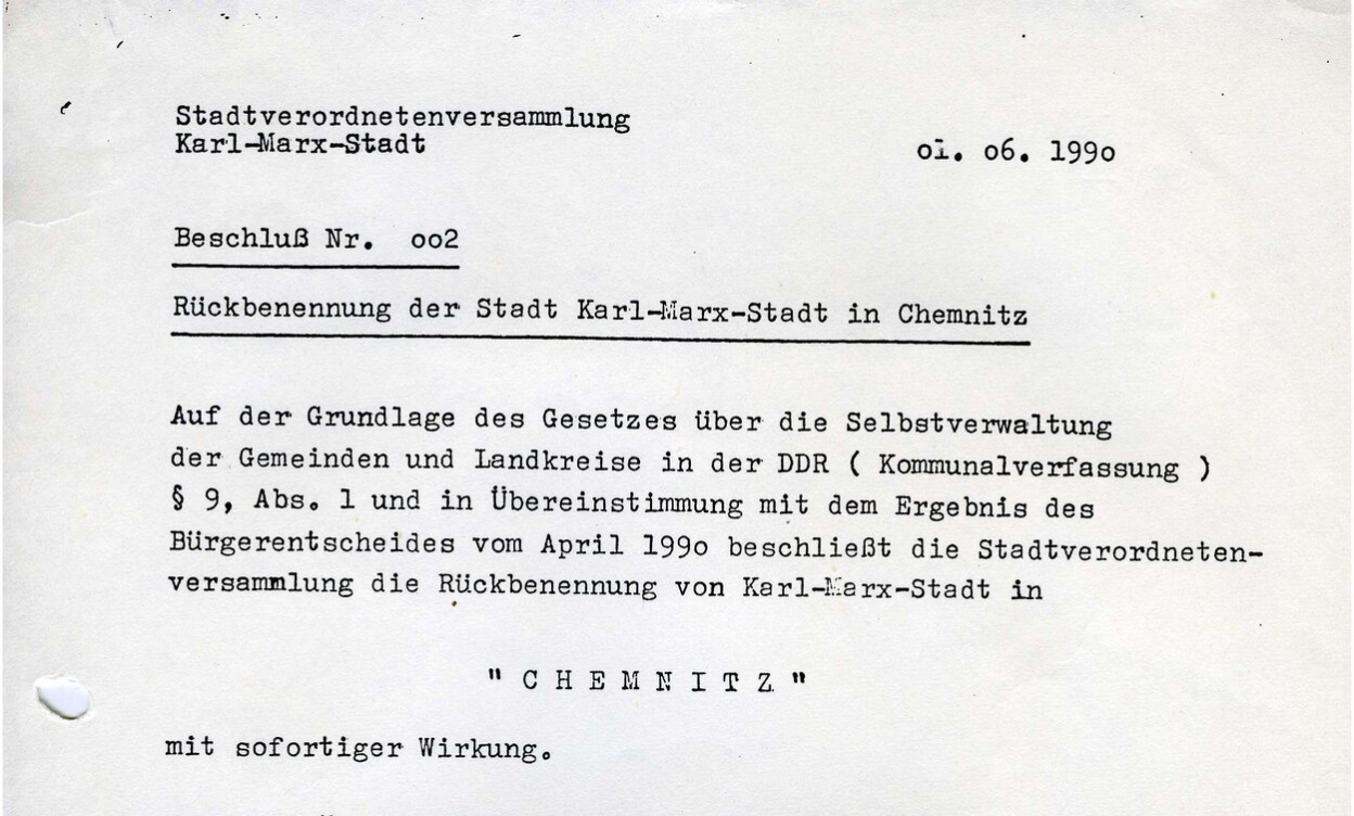 Beschluss der Stadtverordnetenversammlung, der Stadt ihren hsitorischen Namen "Chemnitz" wiederzugeben.