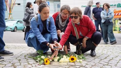 Angehörige von Irmgard Goeritz legen Blumen auf den Stolpersteinen nieder