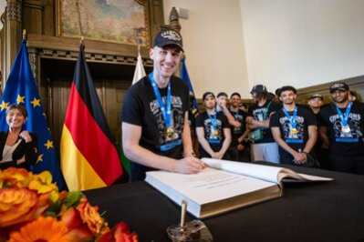 Jonas Richter, Kapitän der Niners Chemnitz, trägt sich ins Goldene Buch der Stadt Chemnitz ein.