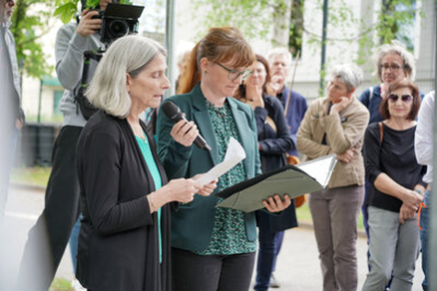 Nancy Frank, Tochter von Horst Heinz Frank, hält eine Rede.