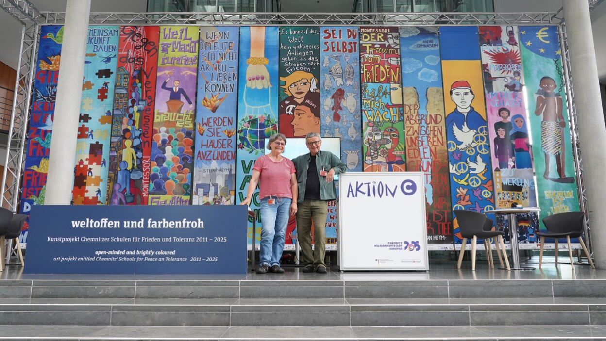 Gerald Richter (re) und Sylvia Eichner vor den Friedensbannern im Paul-Löbe-Haus, Berlin