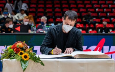 Torsten Loibl beim Eintrag ins Goldene Buch der Stadt Chemnitz