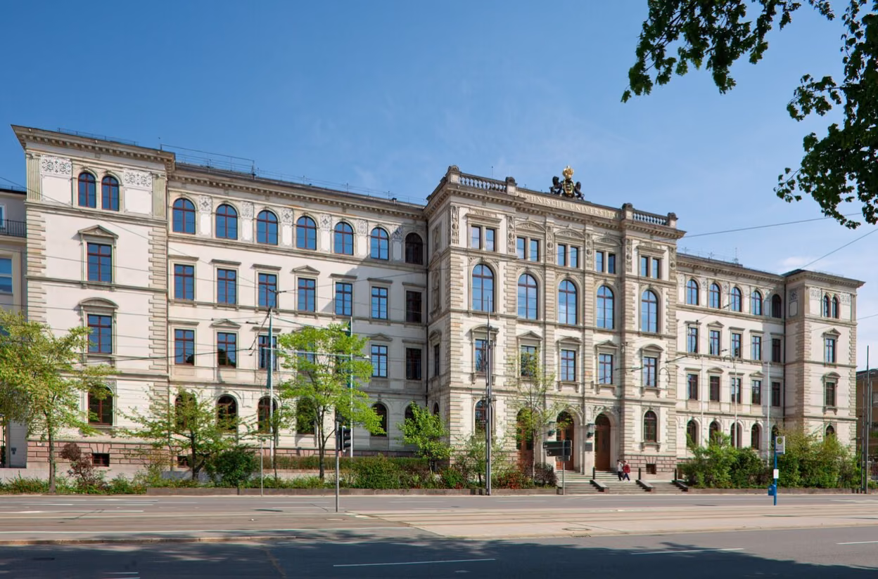 Das Hauptgebäude der TU Chemnitz in der Straße der Nationen.